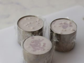 蓝莓酸奶慕斯,再倒入模具里，放冰箱冷藏至凝固，然后脱模，表面淋酸奶，放蓝莓装饰
