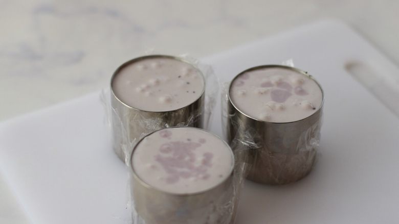 蓝莓酸奶慕斯,再倒入模具里，放冰箱冷藏至凝固，然后脱模，表面淋酸奶，放蓝莓装饰