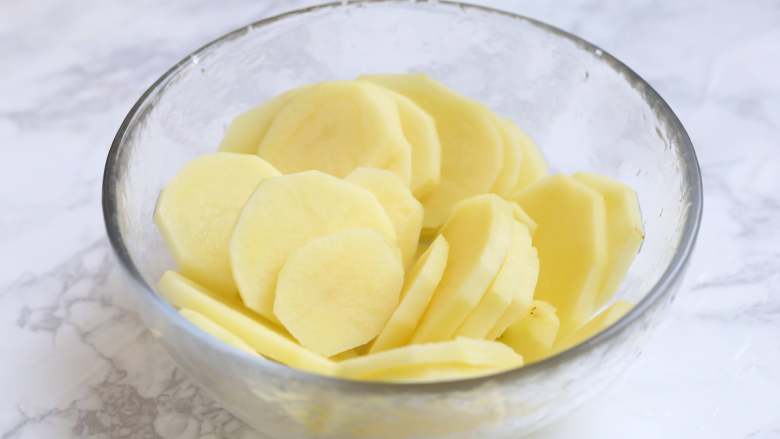 酸辣土豆片,土豆洗净去皮，切成2毫米的薄片。