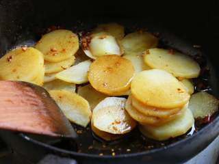 酸辣土豆片,将土豆片入锅中，开大火不停翻炒，直至酱汁收干。