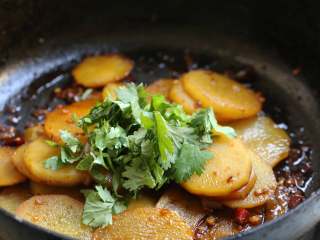 酸辣土豆片,出锅前撒入香菜末即可。