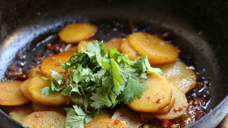 酸辣土豆片,出锅前撒入香菜末即可。