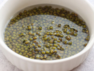 绿豆百合莲子羹,绿豆提前1小时用清水浸泡。