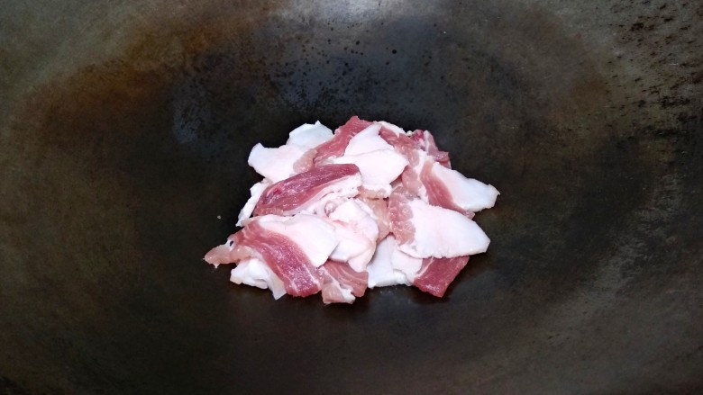 豆角焖面,起锅，放入肉片。