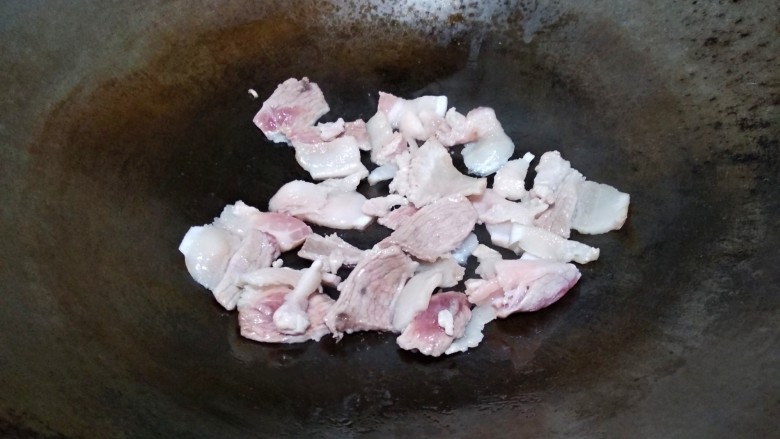豆角焖面,将肉片平铺在锅里