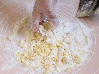 酥皮泡芙,快速用手揉搓黄油和面粉的混合物，动作迅速，不然手的温度会融化黄油。