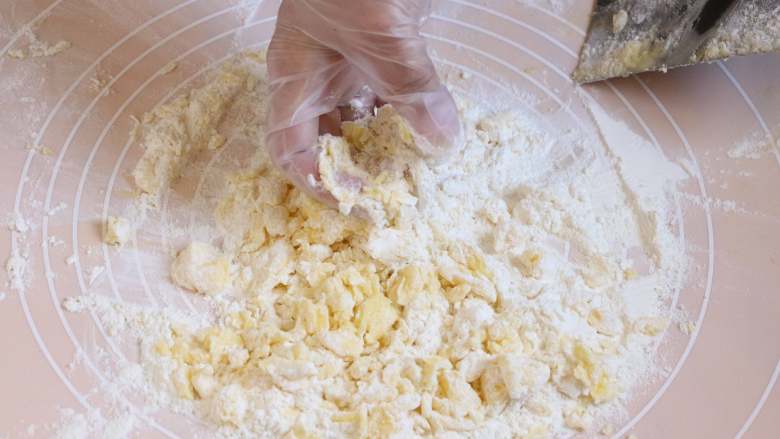 酥皮泡芙,快速用手揉搓黄油和面粉的混合物，动作迅速，不然手的温度会融化黄油。