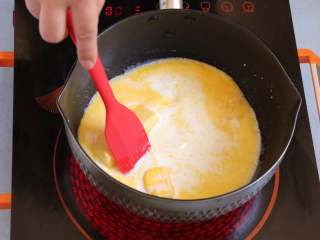 酥皮泡芙,现在开始制作泡芙部分。烤箱先预热200度，牛奶、黄油、糖、盐混合加入奶锅中。