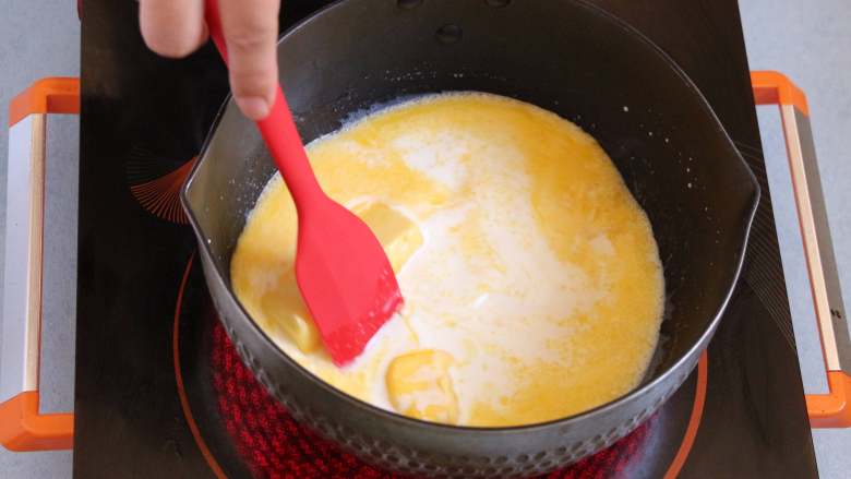 酥皮泡芙,现在开始制作泡芙部分。烤箱先预热200度，<a style='color:red;display:inline-block;' href='/shicai/ 219'>牛奶</a>、黄油、糖、盐混合加入奶锅中。