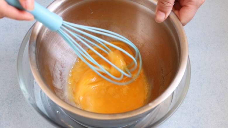酥皮泡芙,鸡蛋打入盆中打散，盆隔热水放在容器中保温50度。