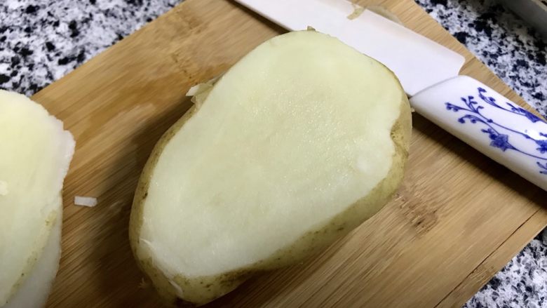玉米火腿焗土豆,上面切掉三分之一