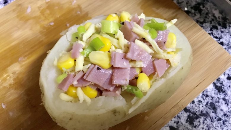 玉米火腿焗土豆,把拌好的料加进去