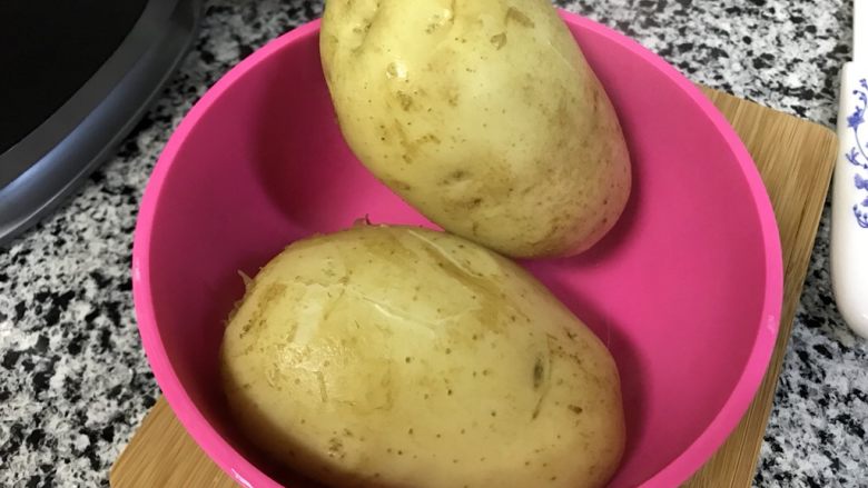 玉米火腿焗土豆,土豆煮熟取出