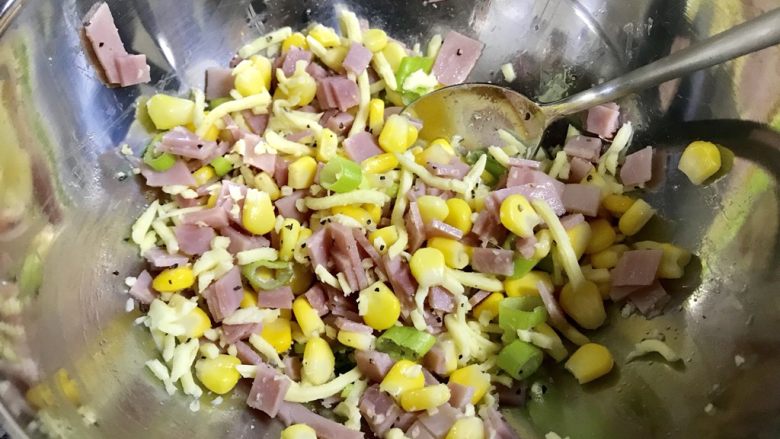 玉米火腿焗土豆,拌匀