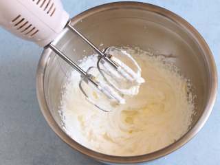 酥皮泡芙,下面开始制作泡芙奶油馅。淡奶油坐冰加糖粉打发。
