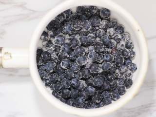 蓝莓冰淇淋,先制作蓝莓酱。新鲜蓝莓175克用40克细砂糖拌匀，使每颗蓝莓均匀裹上砂糖。