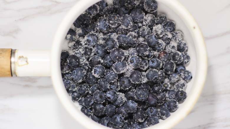蓝莓冰淇淋,先制作蓝莓酱。新鲜蓝莓175克用40克细砂糖拌匀，使每颗蓝莓均匀裹上砂糖。