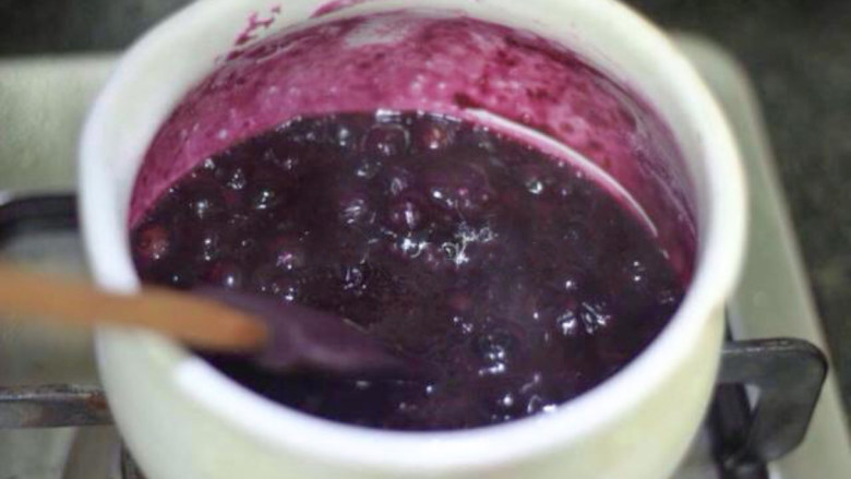 蓝莓冰淇淋,开小火，用刮刀不断搅拌，砂糖完全溶解后，蓝莓就会渗出汁水。等到蓝莓酱汁开始冒泡沸腾，改用中火，继续用刮刀翻拌，直到蓝莓酱变得浓稠。