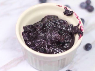 蓝莓冰淇淋,将蓝莓酱倒入碗中放置冷却，放入冰箱冷藏备用。