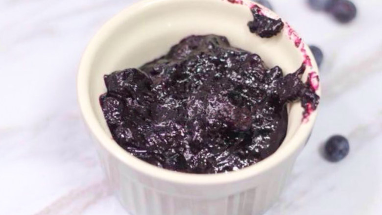 蓝莓冰淇淋,将蓝莓酱倒入碗中放置冷却，放入冰箱冷藏备用。
