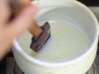 蓝莓冰淇淋,现在开始制作冰淇淋。将100克牛奶与60细砂糖、1/8小勺的盐混合放入奶锅中，加热至糖完全溶解，观察牛奶液刚开始冒泡，快要沸腾了，马上关火。步骤中加了少许盐，这样可以提升冰淇淋的口感。