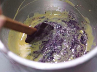 蓝莓冰淇淋,将蛋黄牛奶液与蓝莓酱充分拌匀，成蓝莓蛋乳泥。