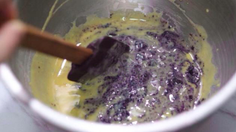 蓝莓冰淇淋,将蛋黄牛奶液与蓝莓酱充分拌匀，成蓝莓蛋乳泥。