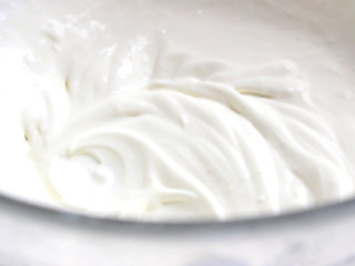 蓝莓冰淇淋,从冰箱中取出冷藏过的淡奶油，打发至六分发，稍有纹路，还会流动的状态。