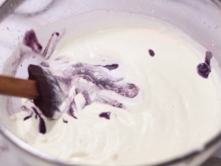 蓝莓冰淇淋,将第9步骤蓝莓蛋乳泥加入淡奶油中翻拌均匀，蓝莓冰淇淋液制作完成。
