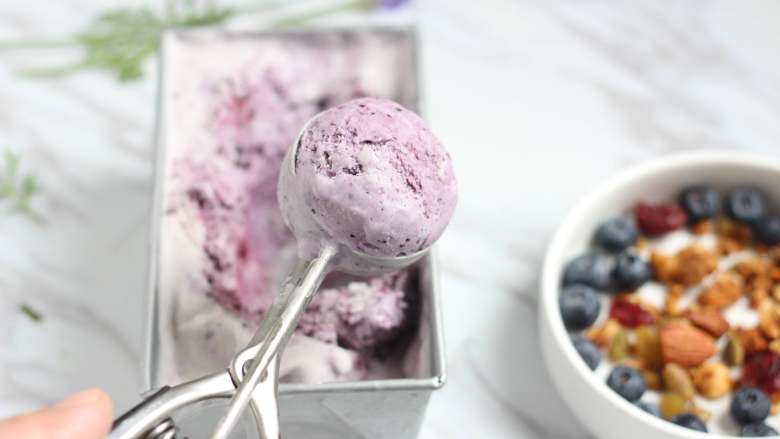 蓝莓冰淇淋,冰淇淋取出后，室温稍放一会儿，待其变稍软，用冰激淋打球器挖出冰淇淋。

