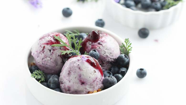 蓝莓冰淇淋,炎炎夏日，享受冰淇淋带来的清凉和甜蜜吧！