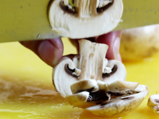 培根蛋黄奶油意面,白蘑菇洗净切片。