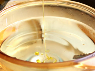 培根蛋黄奶油意面,准备一锅清水放炉上，加入少许橄榄油和些许盐，大火煮开。