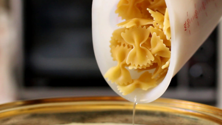 培根蛋黄奶油意面,水煮沸放入意大利蝴蝶面，煮七八分钟，比意面包装上提示的煮面时间少一二分钟。