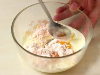 培根蛋黄奶油意面,碗中放入两个蛋黄，加入淡奶油、奶酪粉，搅拌均匀，调成蛋黄奶汁待用。