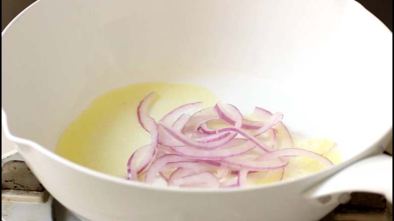 培根蛋黄奶油意面,锅中加入黄油，加热至黄油完全融化，放入洋葱丝炒出香味，洋葱呈透明色。