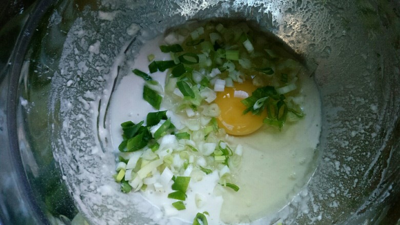营养早餐——鸡蛋火腿饼,加入葱花。