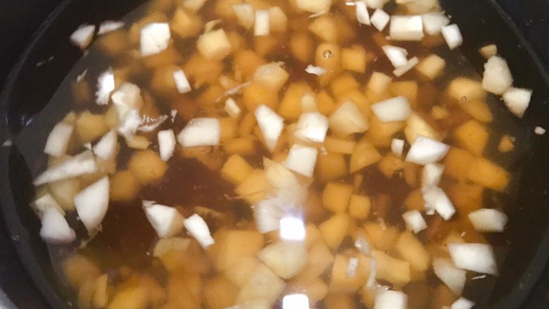 广式茶点——香煎马蹄糕,锅里加入清水600克，黄片糖200克，马蹄丁，开火煮至片糖融化