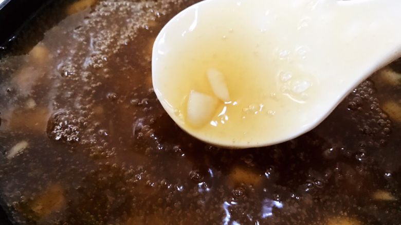 广式茶点——香煎马蹄糕,等黄糖水成糊状后