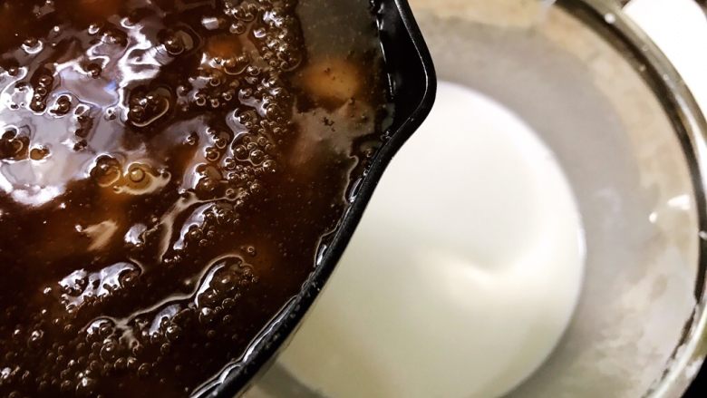 广式茶点——香煎马蹄糕,先把大盆里的粉浆搅拌均匀，再把锅里的黄糖水糊倒入盆里，这里也要一直搅拌