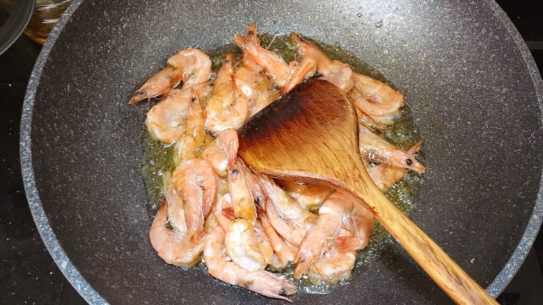油焖大虾,锅中倒入多一点的油，把虾倒入炸至变色