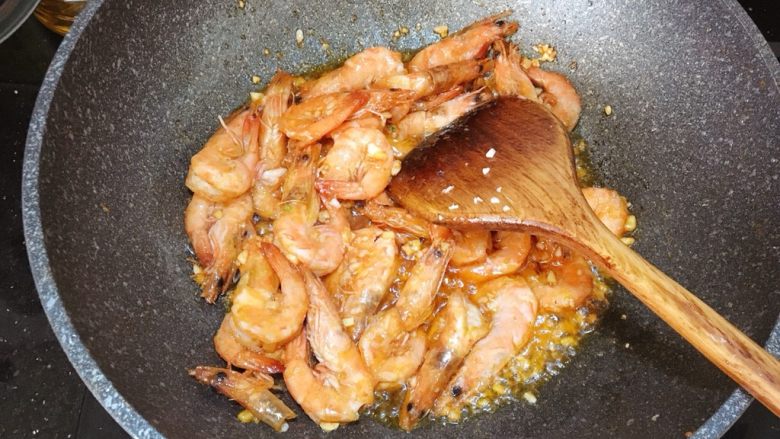 油焖大虾,倒入之前炸过的虾，翻炒均匀