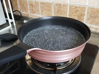 酱花生米,先熟沸一锅热水