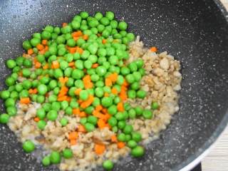 豌豆肉末盖饭—色彩缤纷，营养丰富还超级下饭,倒入豌豆、胡萝卜。