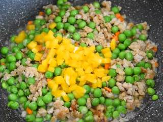 豌豆肉末盖饭—色彩缤纷，营养丰富还超级下饭,加入1勺生抽、黄甜椒，炒至断生。