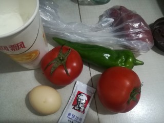 开胃酸甜辣肉块,准备好材料，把西红柿青椒洗干净切块