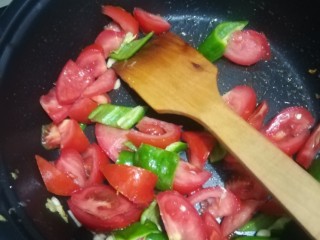 开胃酸甜辣肉块,加油，炒香蒜末，加入切好的青椒和西红柿