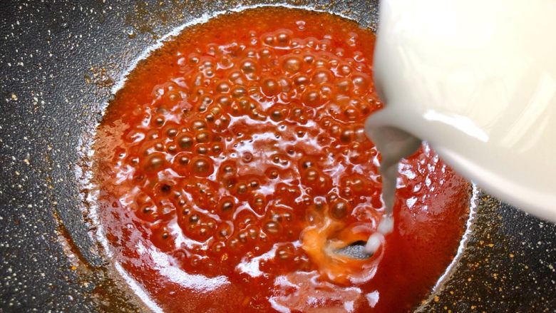 茄汁排骨,倒入水淀粉，快速搅拌至黏稠