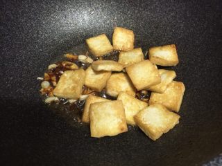 香煎豆腐,倒入煎好的豆腐块，翻炒均匀。
