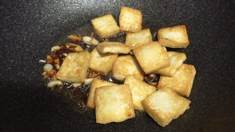 香煎豆腐,倒入煎好的豆腐块，翻炒均匀。